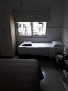 福尔摩沙Apartamento Uriburu-Con Cochera的一间小卧室,配有床和窗户
