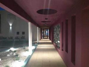 奇维尔科伊Garden 33的紫色天花板建筑的走廊