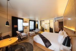 蒙特雷Autentico Monterrey的酒店客房设有床和客厅。