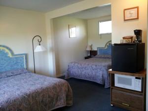 韦斯特波特海洋大道汽车旅馆的酒店客房设有两张床和一台平面电视。