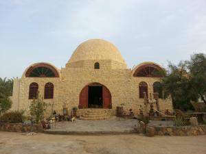 BawatiSafari Camp Bahariya Oasis的一座大型建筑,上面有一个圆顶