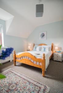杜林Oar restaurant and Rooms的一间卧室配有木床和地毯。