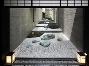 京都京都维斯塔普瑞米欧那果米泰酒店的建筑地板上带岩石的走廊