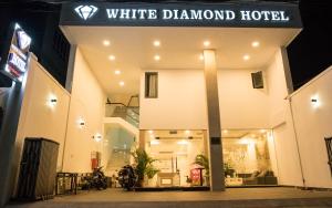胡志明市White Diamond Hotel - Airport的一家白钻石酒店在晚上点亮