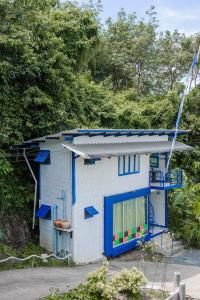 象岛MontView Koh Chang的蓝色和白色的房子设有阳台