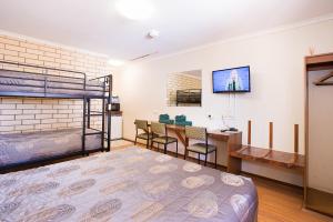 奥古斯塔港奥古斯塔经济汽车旅馆的卧室配有一张床和一张桌子及椅子