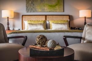 埃拉Anasa Wellness Resort的酒店客房配有一张床和一张沙发桌子