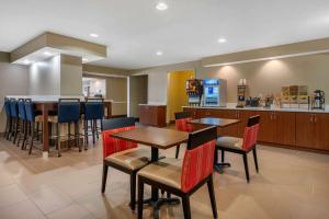 Comfort Inn Ocala Silver Springs餐厅或其他用餐的地方