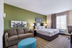 育空Sleep Inn & Suites Yukon Oklahoma City的酒店客房,配有床和沙发