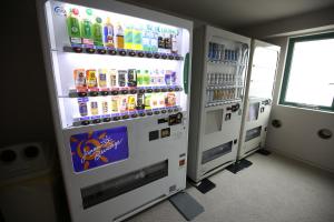 名古屋Excel Inn Nagoya Atsuta的装满饮料的自动售货机