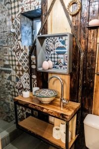 克卢日-纳波卡克卢日艺术公寓的一个带水槽的浴室和木架上的电视