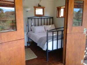 斯韦伦丹Gaia's Gift - Shepherd's Cottage的一间设有床铺的卧室,位于带窗户的房间内