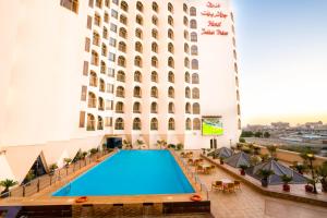 吉达Jeddah Grand Hotel的享有酒店前的游泳池景致。