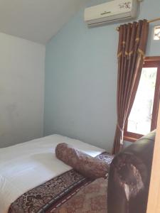 巴图卡拉巴图卡拉斯法亚民宿的一间卧室设有一张床和一个窗口