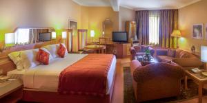 吉达Jeddah Grand Hotel的酒店客房,配有床和沙发