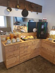 施特格Pension Alpenblick的厨房配有带咖啡壶的吧台