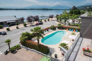 维韦罗内皇家酒店的水景公寓 - 带游泳池