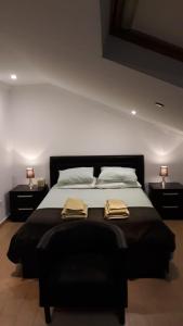 里斯本quarto suite em Belém的一间卧室配有一张大床和两条毛巾