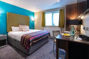奥尔德姆曼彻斯特罗盘酒店集团维多利亚酒店的配有一张床和一张书桌的酒店客房