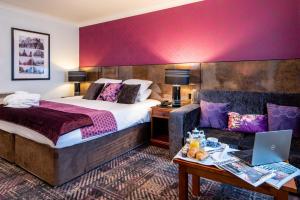 奥尔德姆曼彻斯特罗盘酒店集团维多利亚酒店的酒店客房,配有床和沙发