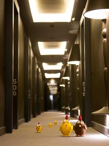 巴塞罗那纪念碑酒店的沿着走廊走的一排橡皮鸭