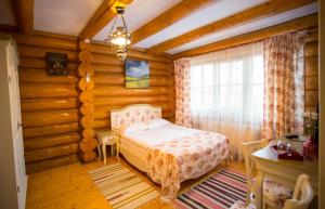 OrlatConacul Maria Theresa的卧室配有一张床铺,位于带木墙的房间内