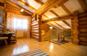 OrlatConacul Maria Theresa的小木屋内带楼梯的客厅