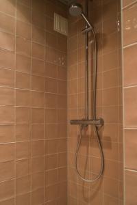 VleutenBrasserie de Brouwerij的浴室内配有淋浴和头顶淋浴