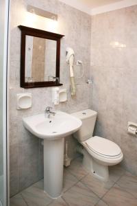 热舒夫普莱斯登奇三星级酒店的一间带水槽、卫生间和镜子的浴室