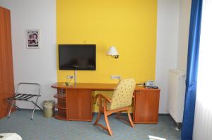 艾珀伯恩加尔尼中央酒店的客房设有书桌、电视和椅子
