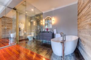多伦多市中心维多利亚式豪华疗养旅馆的带浴缸和玻璃淋浴间的浴室。
