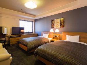 姬路胜别姬路城堡酒店的酒店客房设有两张床和一台平面电视。