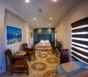 拉巴特Casa Azzopardi Guesthouse的卧室配有一张床和一张桌子及椅子
