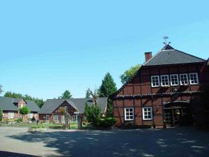 Volksedas "Village House" in Volkse的黑色屋顶红砖建筑