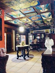 马那瓜拉波萨达德尔阿康热尔住宿加早餐旅馆的一间拥有彩绘天花板的客房,内设一张桌子
