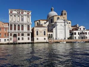 威尼斯Corte dei Bari的一群靠近水体的建筑物