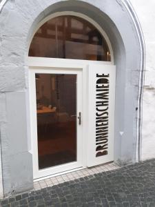 康斯坦茨Brunnenschmiede的大楼一侧有标志的白色门