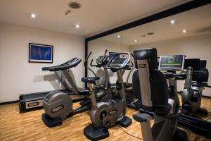博洛尼亚弗莱昂酒店及会议中心的健身房设有跑步机和椭圆机