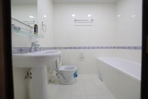 布哈拉Alliance hotel bukhara的白色的浴室设有水槽和卫生间。