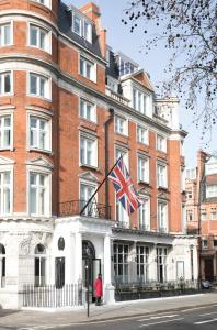 伦敦The Cadogan, A Belmond Hotel, London的前面有英国国旗的建筑