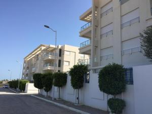 哈马马特Appartement Haut Standing à Hammamet - Tunisie的公寓大楼的一侧种植了植物
