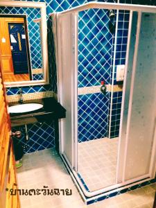 素辇府Baan Tawan Shine Surin的带淋浴和盥洗盆的浴室