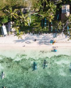 邦劳那图拉维斯塔酒店的棕榈树海滩的空中景致