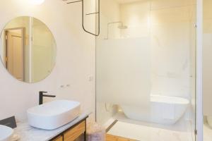 大加那利岛拉斯帕尔马斯VEINTIUNO Emblematic Hotels - Adults Only的白色的浴室设有水槽和镜子