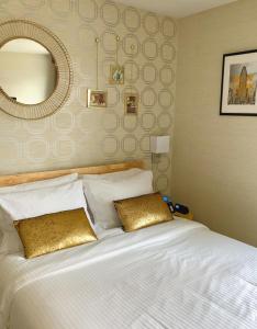 纽约蔤蒙莎酒店的卧室配有一张带镜子的白色大床