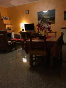 VinchiaturoB&B da nonna Vincenza的客厅配有桌椅和电视