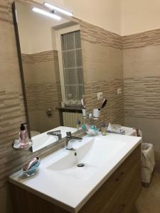 VinchiaturoB&B da nonna Vincenza的浴室配有白色水槽和大镜子