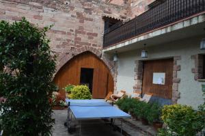 普拉德CAN LLORENÇ的一个带蓝色桌椅的庭院和一座砖砌建筑