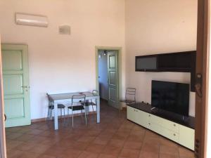 普拉Appartamento a Pula Vicino al Mare的客厅配有桌子和电视