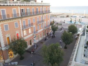 里乔内贾尔尼阿拉斯加酒店的享有街道的空中景色,街道上拥有建筑和大海